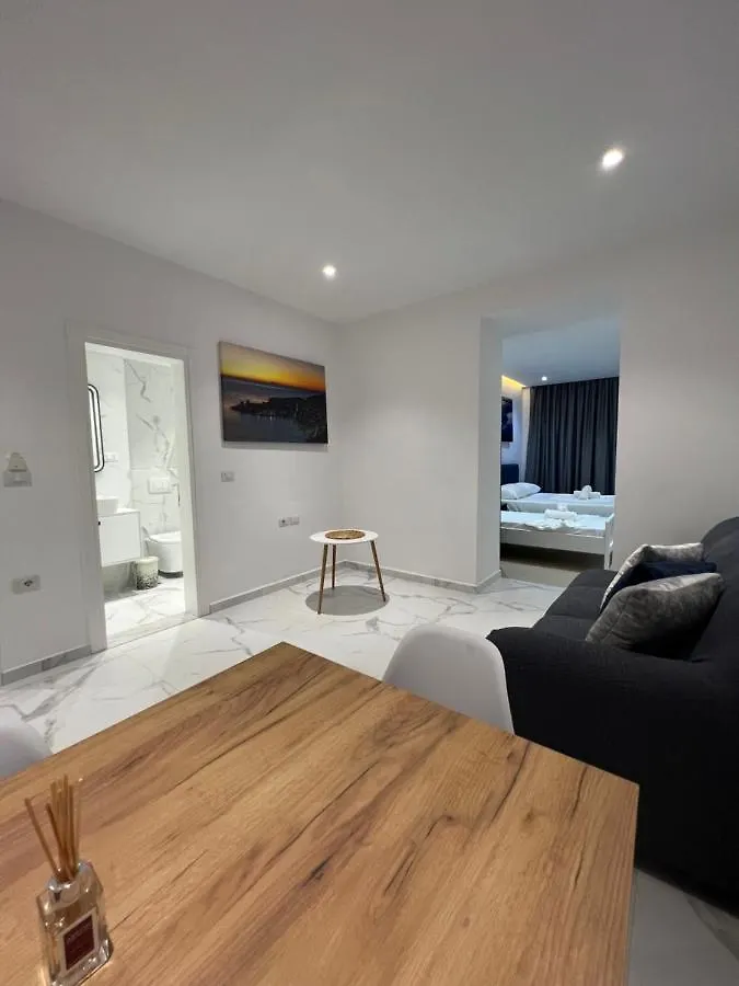 סרנדה E&L Luxury Apartments 0*,  אלבניה