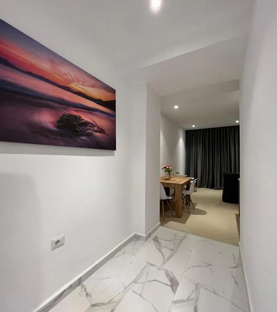 סרנדה E&L Luxury Apartments אלבניה
